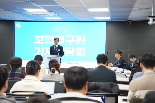 안철경 보험연구원장이 30일 신년 기자간담회에서 발언하고 있다. <보험연구원 제공>